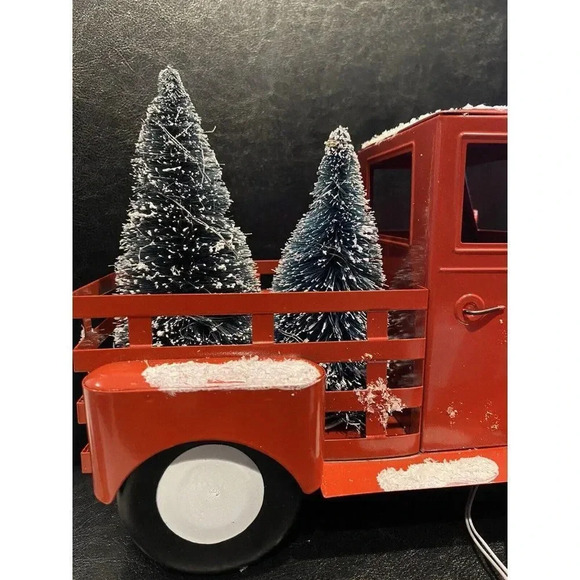 LIGHT UP RED CHRISTMAS TRUCK DECORATION  WITH CHRISTMAS TREE & WREATH -BRAND NEW - Picture 5 of 12